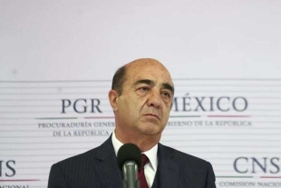 Juez ordena cuidar la salud de Murillo Karam y garantizar su comunicación