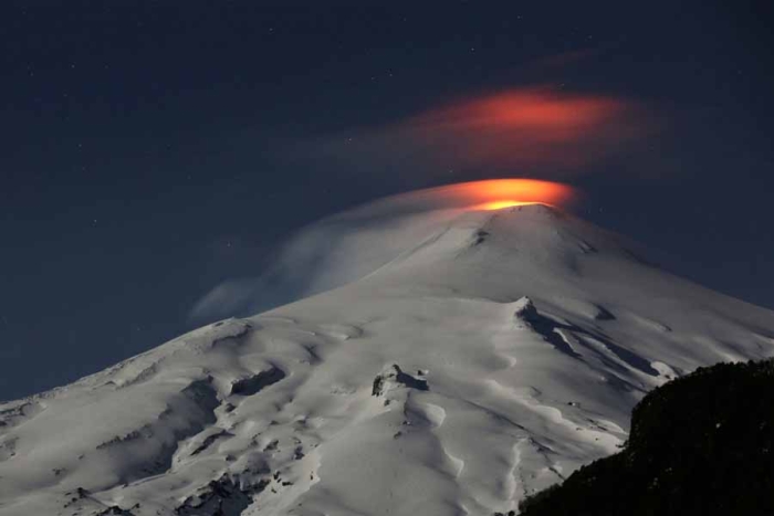 Un expiloto se convierte en la primera persona en entrar y salir volando de un volcán activo