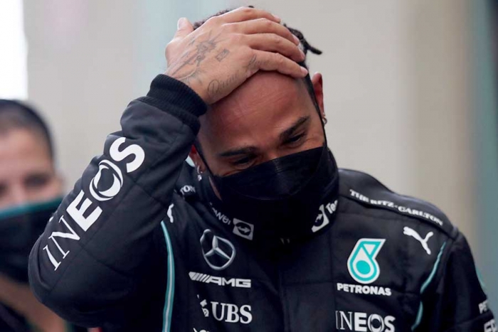 Lewis Hamilton es descalificado; Checo Pérez arranca tercero