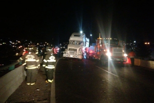 Vuelca tráiler en acceso a Toluca