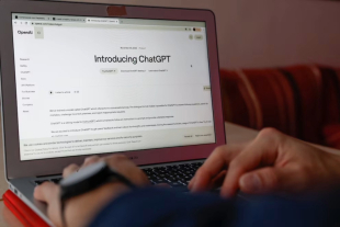 ChatGPT comenzará a mostrar anuncios en su versión gratuita como parte de una estrategia de OpenAI para sostener costos y crecimiento; los planes de pago seguirán sin publicidad.