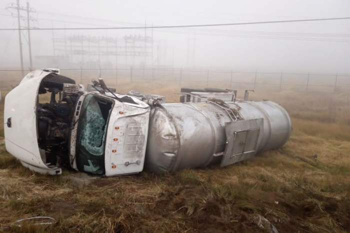 Vuelca pipa cargada de alcohol en la Toluca-Atlacomulco