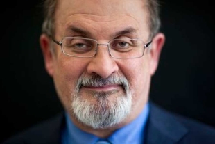 ¡Terrible! Apuñalan en NY a Salman Rushdie, autor del polémico libro “Los versos satánicos”