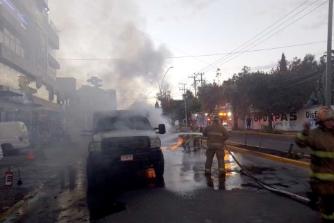 Se incendia camioneta de valores en Metepec