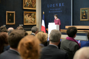 Directora del Museo del Louvre ofrece un discurso durante la presentación del programa “Nouvelle Renaissance”, acompañada por autoridades culturales de Francia, en una de las salas donde se exhibe la icónica “Mona Lisa”.