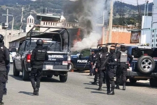 Transportistas bloquean carreteras de Tejupilco por presuntos operativos irregulares