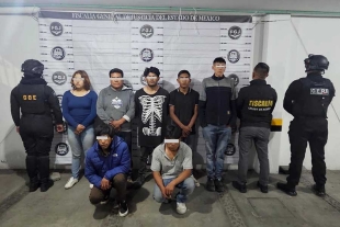 En una primera acción, fueron detenidos Alejandro “N”, Georgina “N” y Bernardo “N”, quienes tenían en su poder una motocicleta robada, un arma de fuego y varias dosis de droga.