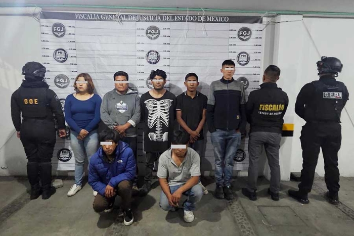En una primera acción, fueron detenidos Alejandro “N”, Georgina “N” y Bernardo “N”, quienes tenían en su poder una motocicleta robada, un arma de fuego y varias dosis de droga.