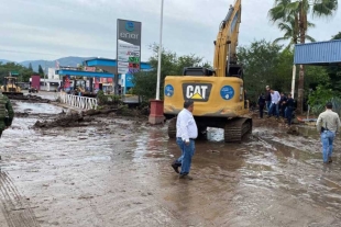 Lluvia torrencial desborda arroyo en Autlán, Jalisco; hay 8 muertos