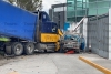 Trailer se estrella contra fachada de escuela en la Toluca-Palmillas.