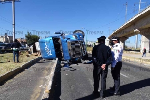 Vuelca trailer en Las Torres frente al 18 de Marzo; no hay víctimas