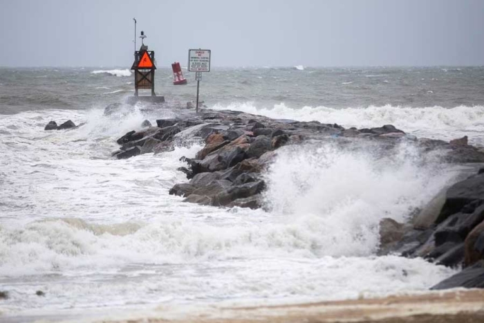 Tormenta tropical Ophelia toca tierra en Carolina del Norte