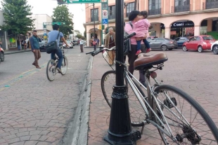 Pone en riesgo falta de infraestructura a jóvenes que se trasladan en bicicleta