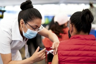 Inician registro para vacunación de mayores de 40 años