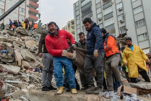 Suman mil 800 muertos tras potente sismo de 7.8 en Turquía