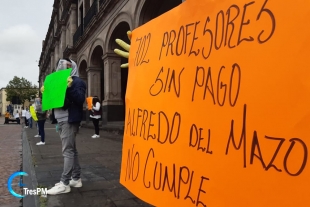 Maestros de Chimalhuacán protestan ante palacio, desde octubre no les pagan