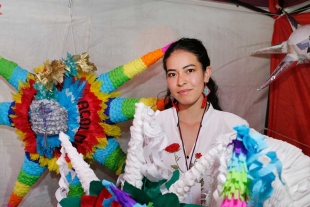 Jóvenes, pieza clave en la preservación de tradiciones como la elaboración de piñatas: Mary Goytia