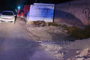 Al arribar al lugar, los elementos municipales encontraron a la víctima tendida junto a un vehículo Volkswagen tipo Golf