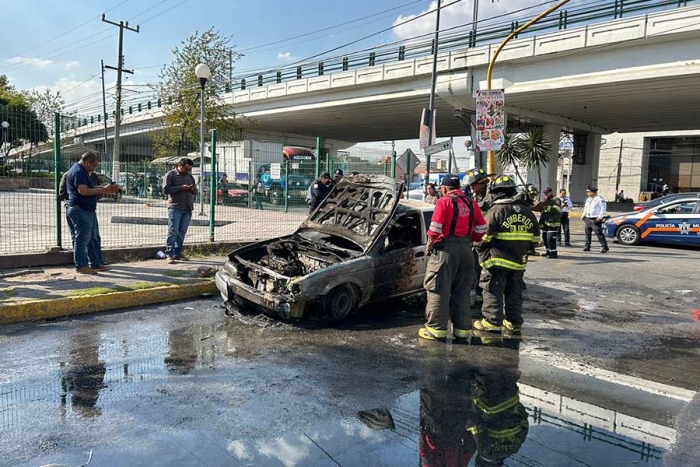 Aparente falla mecánica provoca incendio de automóvil oficial del GEM