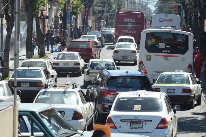 Caos por cambio de sentido en calles de Toluca