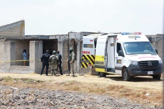 Hallan dos cuerpos con signos de violencia en obra negra en Zinacantepec