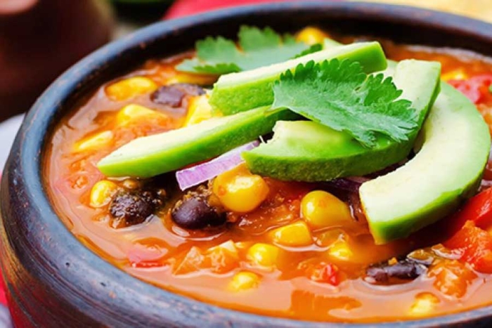 Recetas mexicanas: Cómo hacer caldo tlalpeño con pollo y verduras