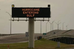 Más de mil vuelos se cancelaron en los dos aeropuertos de Houston, según datos de vuelos de FlightAware.