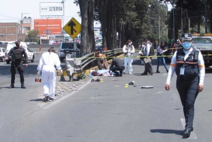 Taxista avienta a pareja de motociclistas en Paseo Tollocan.