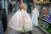 Aprueban multas por más de 300 mil pesos a quien dé bolsas de plástico en Edoméx