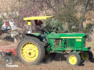 Preparan la tierra para cultivos en el valle de Toluca