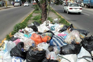 Vecinos de Toluca piden sanciones para personas que tiran basura en la calle