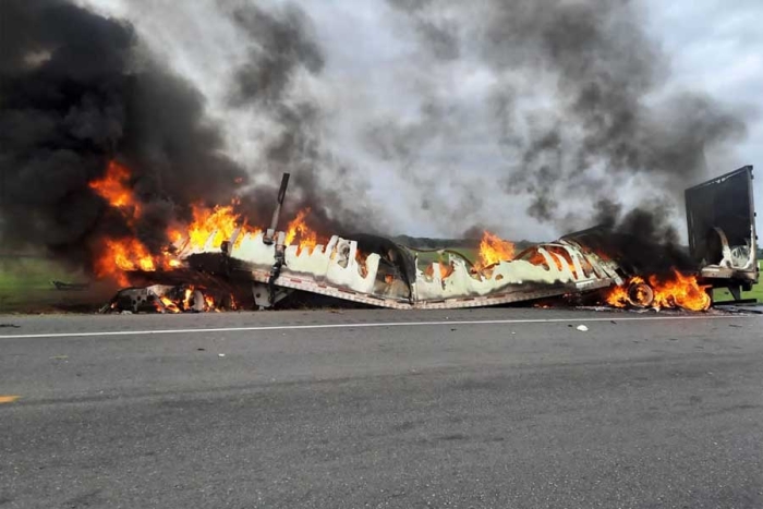 Suman 26 muertos tras choque entre una camioneta y un tráiler en Tamaulipas