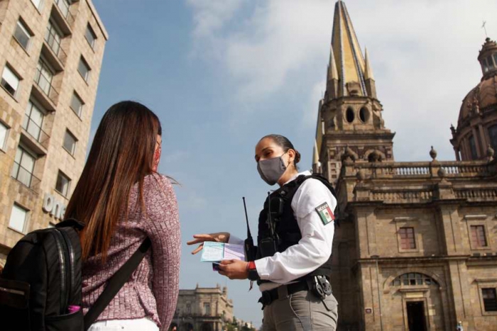 Repunta COVID-19 en Jalisco, pero abarrotan tiendas por compras navideñas