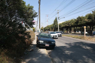 Patrulla abandonada sobre la acera del Boulevard Miguel Alemán