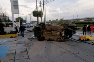 Mueren dos en accidente en Metepec