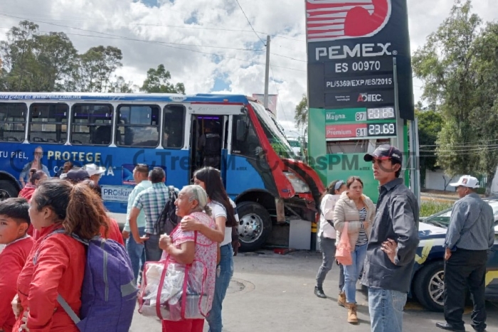 Choca camión de pasajeros  en Toluca; deja más de 20 heridos