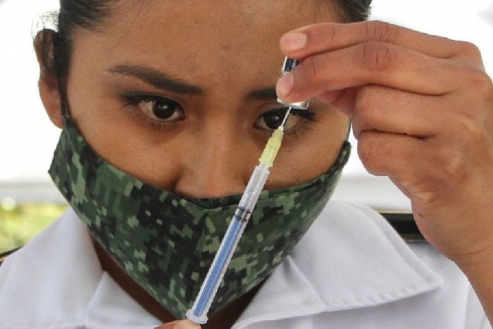 Confirma Gobierno Federal aplicación de vacuna a familia del director de hospital
