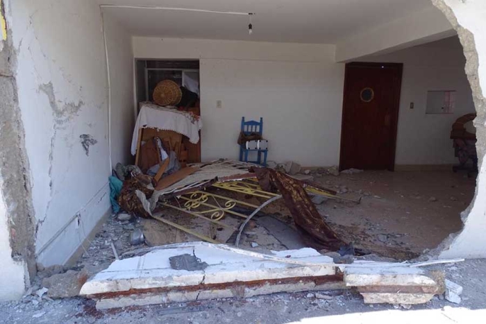 Termina mujer dentro de una casa con todo y coche en El Seminario