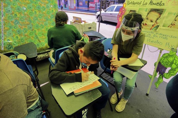 Apoyan a niños con clases a distancia en tortillería