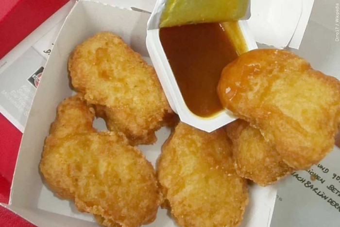 Indemnizan con 800 mil dólares a niña que se quemó con un McNugget