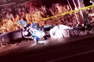 El joven quien presuntamente manejaba a exceso de velocidad, no logró frenar al momento de encontrarse con la unidad pesada