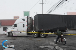 Motociclista muere al estrellarse contra un trailer en Toluca