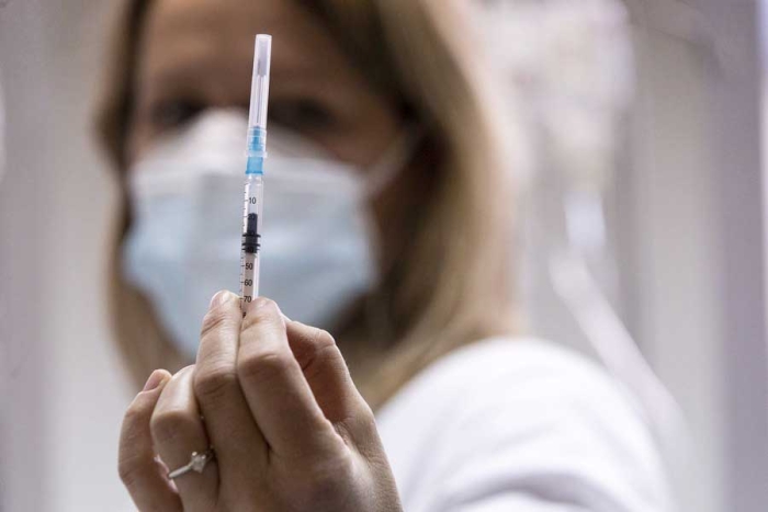 Vacunas aún protegen contra nuevas variantes de COVID-19: OMS
