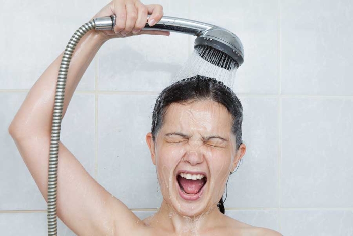 Conoce los beneficios de bañarse con agua fría, según los expertos