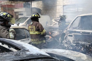 Incendio consume taller mecánico en Toluca; solo hubo pérdidas materiales