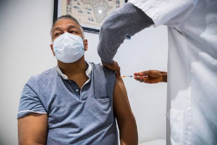 Francia volverá a vacunar a inoculados con AstraZeneca