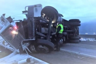 Falla mecánica provoca que un tráiler vuelque en la carretera Atlacomulco-Maravatio