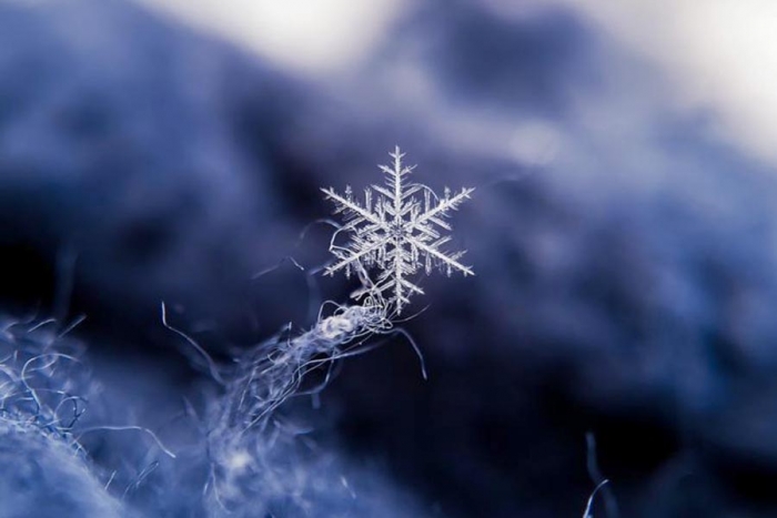 ¿Por qué los copos de nieve son simétricos y hexagonales?