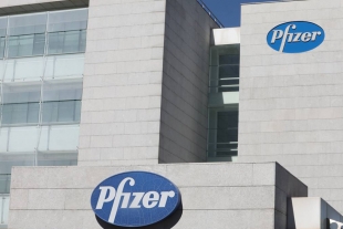 Solicita Pfizer aplicar vacunas en adolescentes de EUA