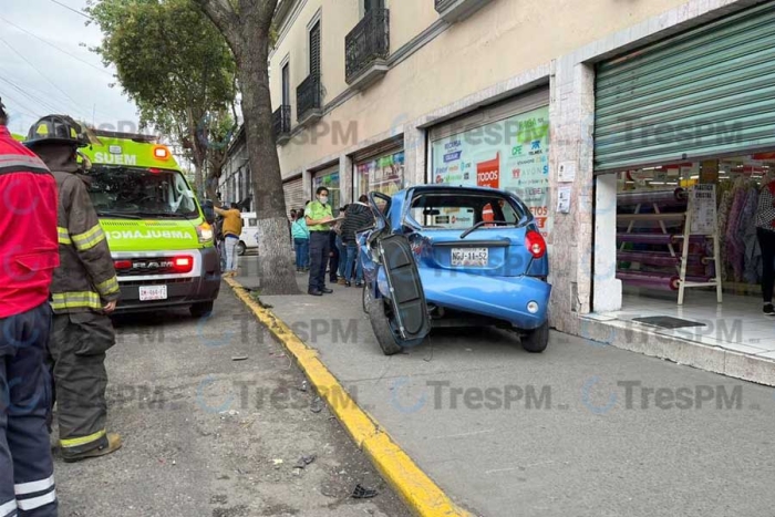 Accidente en pleno centro de Toluca deja lesionados y daños materiales.